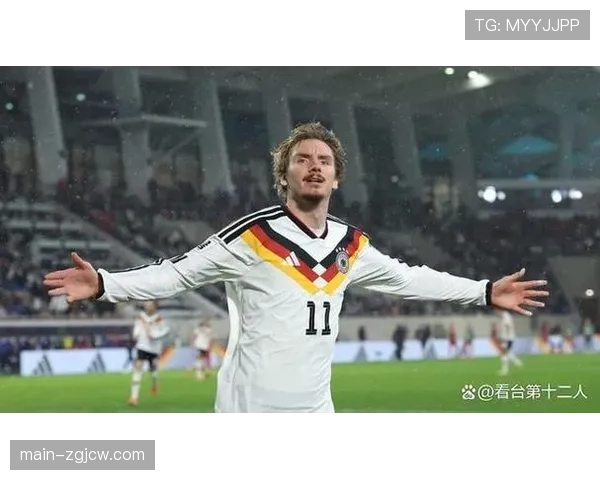 特写：看台上的德国队主帅，密切关注几位中场球员的转换表现