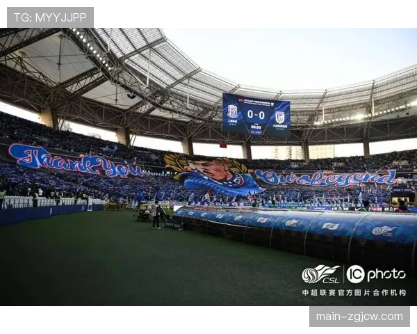 终场哨响,提前保级成功的洛里昂球员与主场球迷共同庆祝 终场哨响,提前保级成功的洛里昂球员与主场球迷共同庆祝